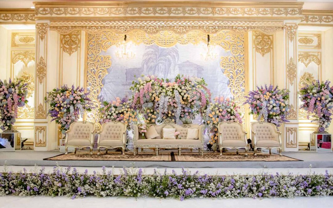Dekorasi Elegan dengan Sentuhan Emas dan Ungu